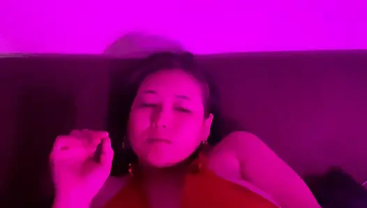 Помогаю замужней женщине мастурбировать с использованием дилдо