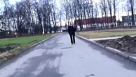 Sarışın cam dildosunu ıslak amına sokuyor
