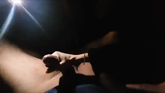 Meine freundin gibt mir einen footjob im auto mit ihren nylonfüßen