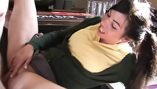 Orgazm sahnesi-1 at kuyruklu esmer gina jameson öğrenci elbisesiyle sikişiyor