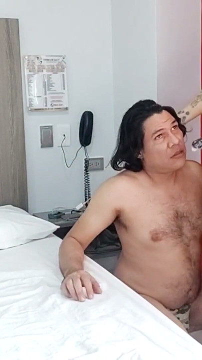 امرأة تنيك رجلا وتجبره على المص وينتهي به الأمر تخترقه في طيزه فيديو كامل | مقطع 1