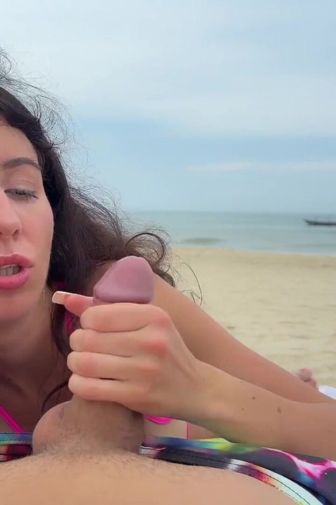 Masturbación manual pública en la playa con un potente disparo de mano