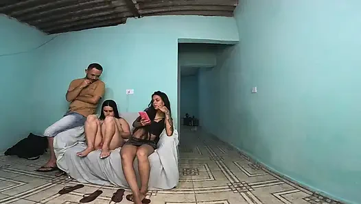 Evli kadın arkadaşını kocasını kendi evlerinde aldatıyor