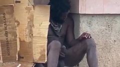 Uzun kutuplu evsiz adam