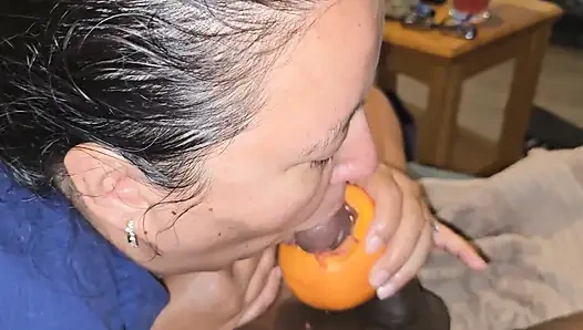 Cewek sange ini lagi asik nyepong kontol raksasa pria kulit hitam sampai telan spermanya