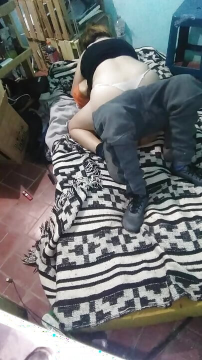 Fată cu rochie Montano cu saltea pe podea