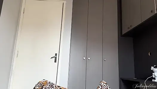 Üvey annem beni onun için mastürbasyon yaparken yakaladı ve beni emdi