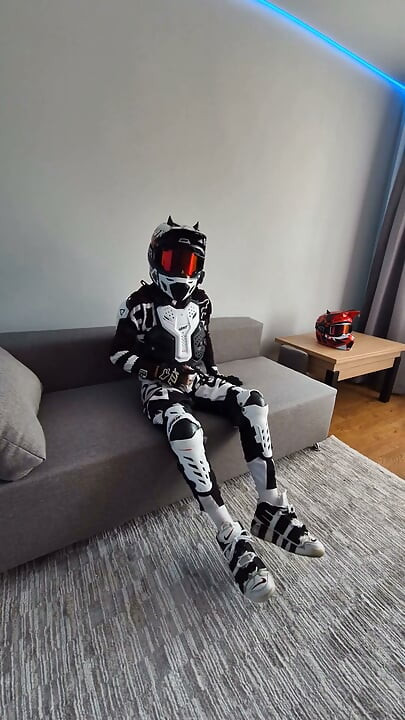 Motocyklista v gearu stříká na sebe