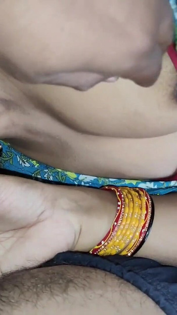 Indijska prelijepa Shruti Bhabhi puši svoj Devar veliki kurac dok ne svrši u usta | Isječak 2