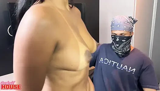 Birbirini Seven Bir Çift, Anal Seks De Içeren Bir Orgide Fantezilerini Gerçekleştiriyor