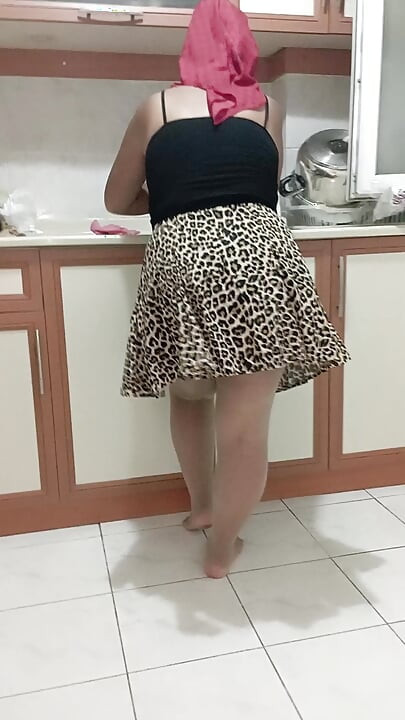 머리수건을 두른 과부 여성이 설거지를 하고 있다.