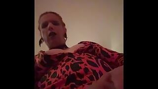 Grande cazzo sexy amatoriale ladyboy in video fatto in casa stuzzica il cazzo e sei in ginocchio pronto a soddisfare il