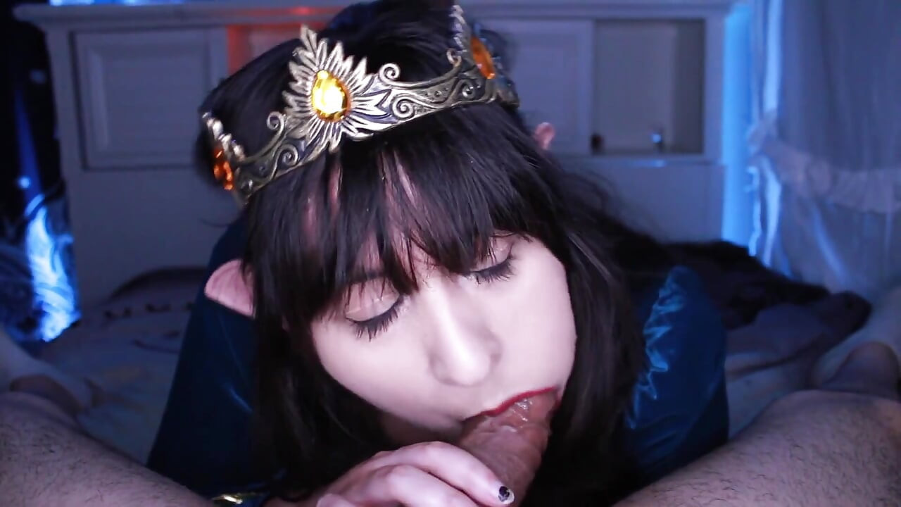 Elf Princess Sneaks in Human Chambers