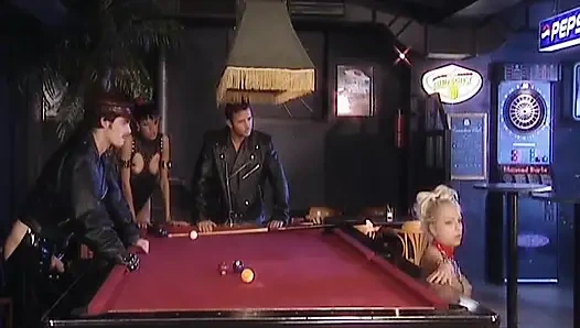 Attraktive deutsche puppen genießen heißes fisting und analorgie am billardtisch