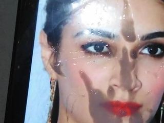 Трибьют спермы с Kriti Sanon, огромный сперма на ее лицо шлюшки