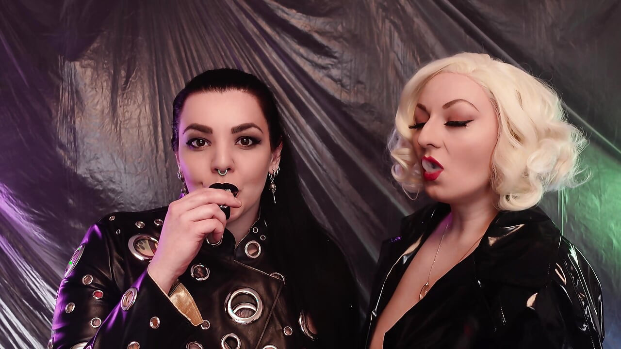 Fumar fetiche - lesbiana lentamente masturbación con humo - Arya Grander y Dredda Dark
