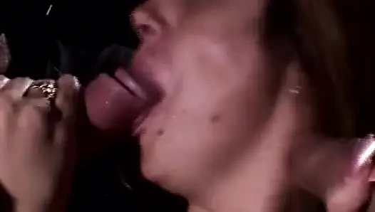 Esmer genç kızın buharlı sinemada ayak fetişi ile üçlü seks