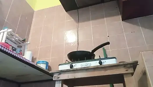 Tante gemuk dengan celana dalam di dapur