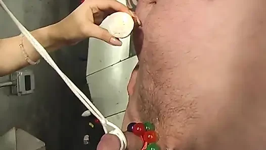 Kalçalı bdsm sahibe adamın yakalı yüzünü halatlıyor ve bağlı yarağını çekiyor