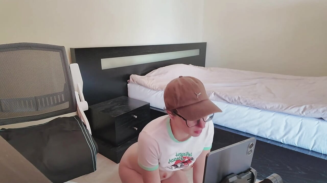 Spectacol webcam nud - MILF cu păr scurt face cel mai bun Dirty Talk #10