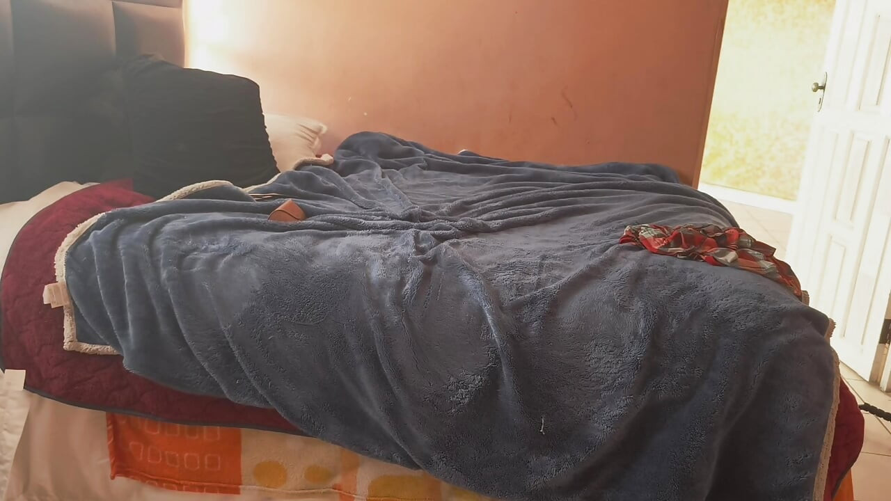 La mamá de mi amigo se succiona toda la polla