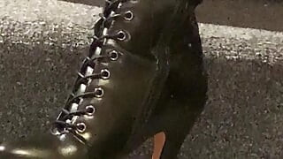 نائب الرئيس في كل مكان على حذائي