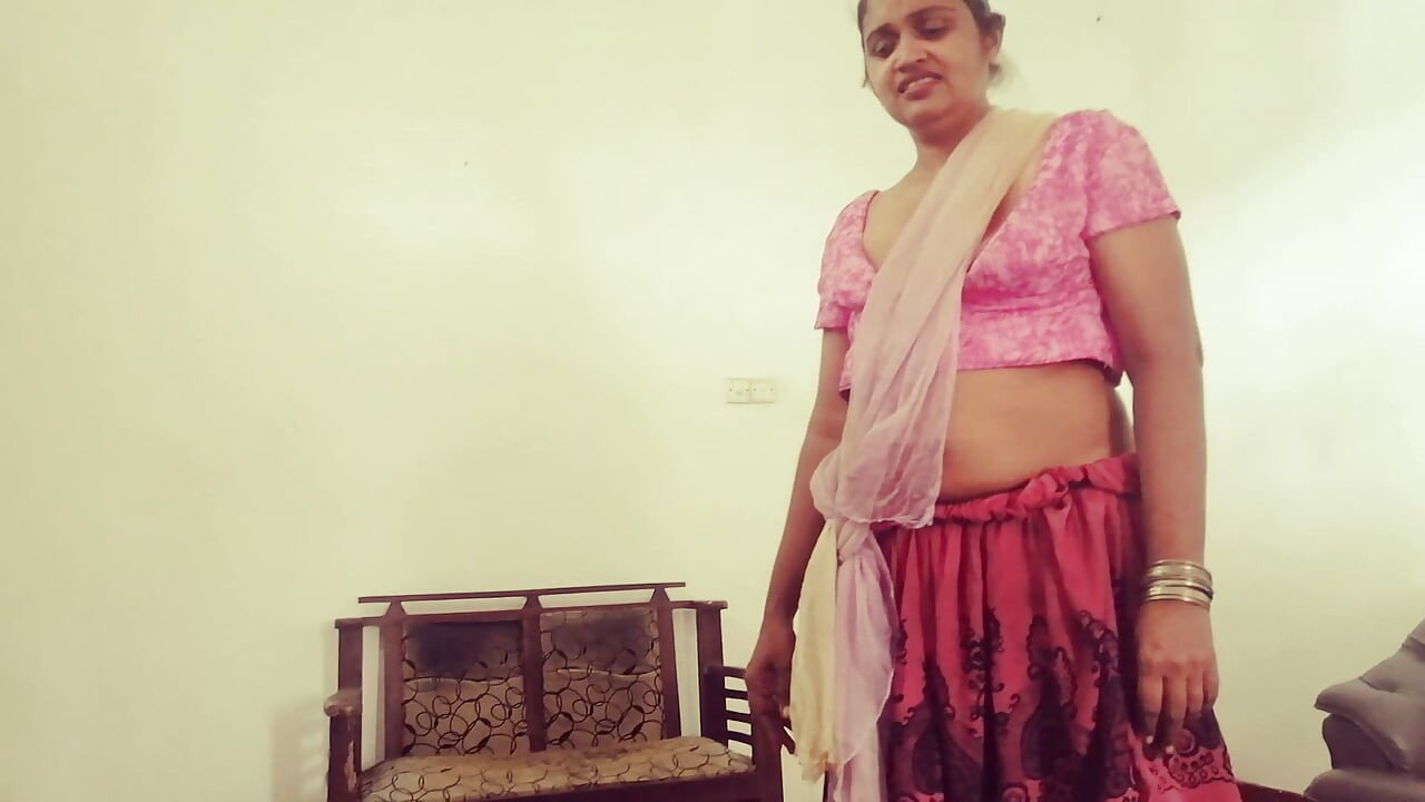 La bonne indienne a fumé le cigare de son maître pendant que madame est absente