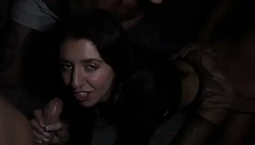Sadakatsiz kadın sevgilisinin ağzına gavatının önünde boşalıyor