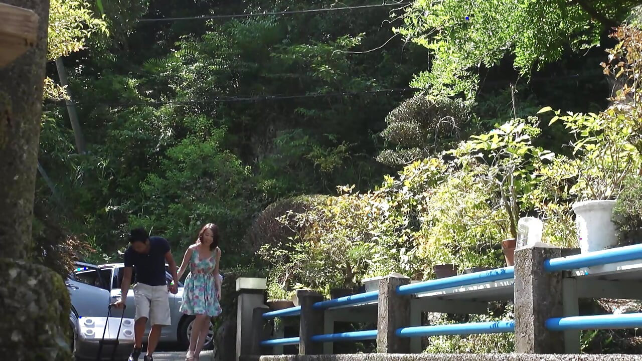 Japanska četvorka - 2 zgodne 20-godišnje devojke sa dlakavom pičkom gangbanged od 2 momka