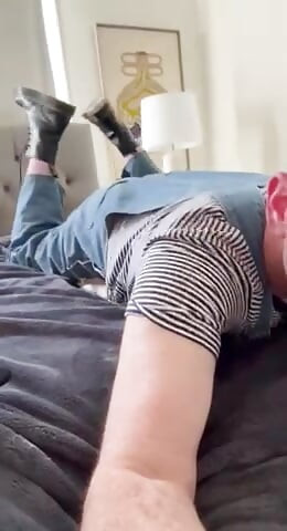 Cewek-cewek montok dengan pakaian lengkap di tempat tidur dengan bantal