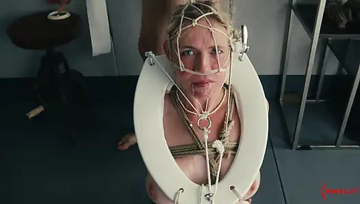 Человек в туалете глотает десятки порций спермы и получает грубый трах в рот и трах в задницу