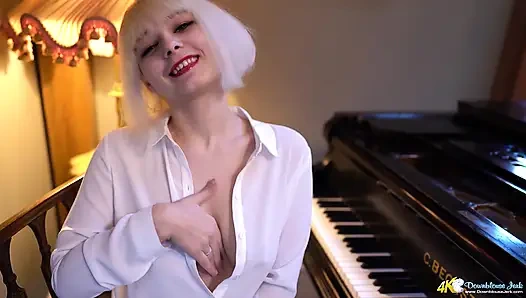 Dolliiy - cewek pianis habis-habisan