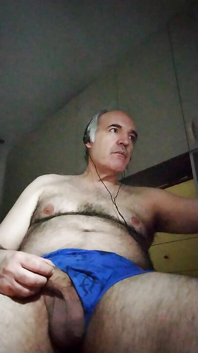 Drkala sam svoj kurac dva sata, napokon sam svršila