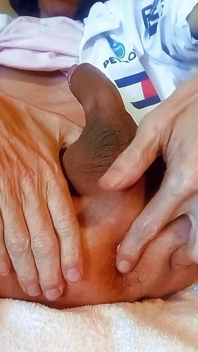 멋진 페니스, 사정, 그의 성과는 믿을 수 없습니다. 처녀의 세부 사항을 관찰.