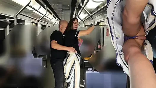 Menggosok dirinya sendiri selama perjalanan kereta bawah tanah di bawah roknya.