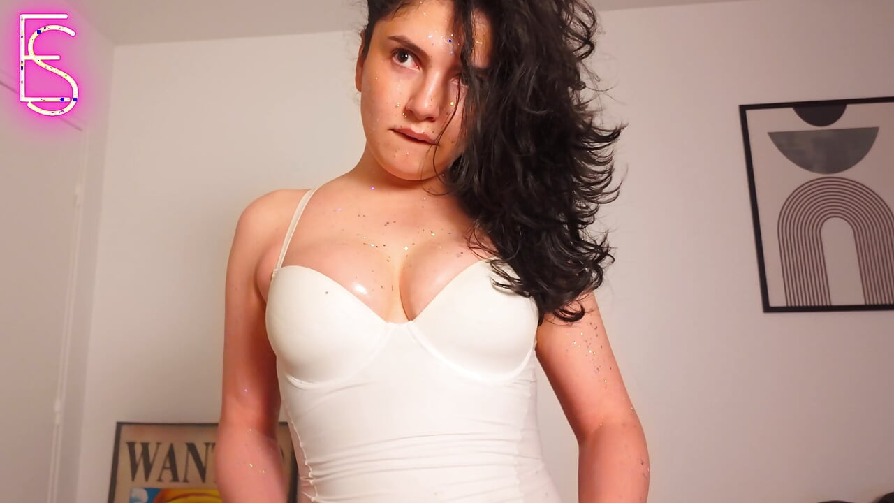 美しいドミナントトランスがからかい、エッチな話をし、顔で男とセックス