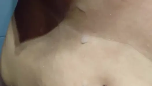 Tante seksi dengan tubuh aduhai lagi asik muasin memeknya pakai dildo sambil bugil di kamar mandi