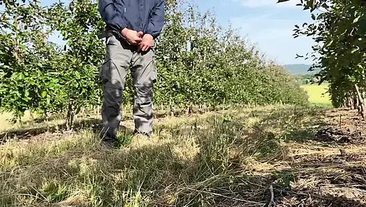 Ich steckte meine finger in den anus meiner stiefmutter und kam schnell