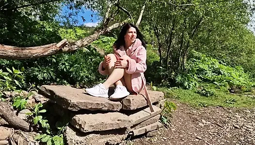 Açık bacaklar açık havada ve işiyor