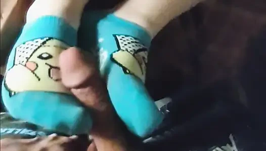 Footjob kaus kaki pokemon seksi dengan kaus kaki & hello kitty lagi asik ngocok kontol dengan kaus kaki