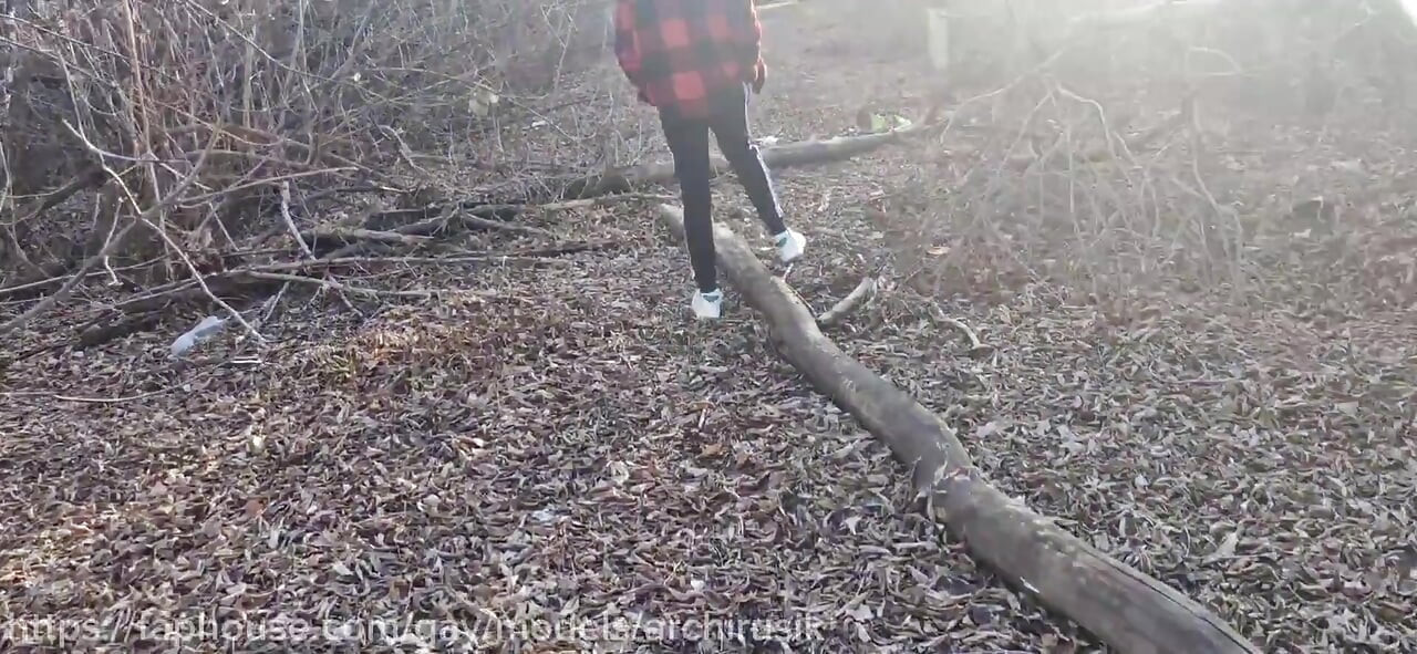 廃墟となった王国でクルーズ中の大きなペニスのフェムボーイとヤッるなんて!コンドームなしで尻に射精!でかいチンコ!