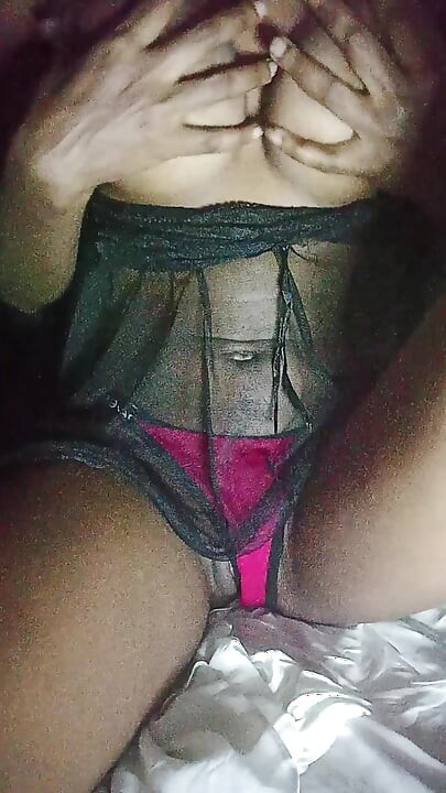 Fată tânără neagră care se joacă cu sfârcul ei