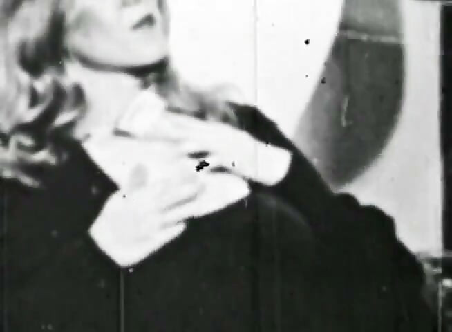 Gagica zveltă are parte de o ejaculare facială după un futai sexy vintage