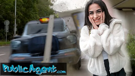 Public agent - adolescente morena británica con grandes tetas chupa y folla después de casi ser atropellada por un taxi falso