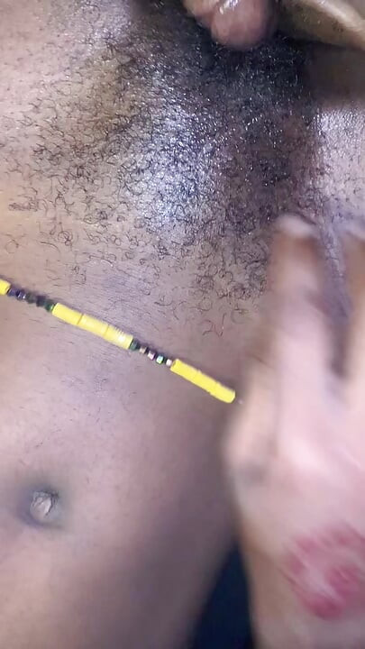 性感火辣的非洲好色少女吸吮，在硬雞巴上磨蹭多汁的貓咪並幹砲POV