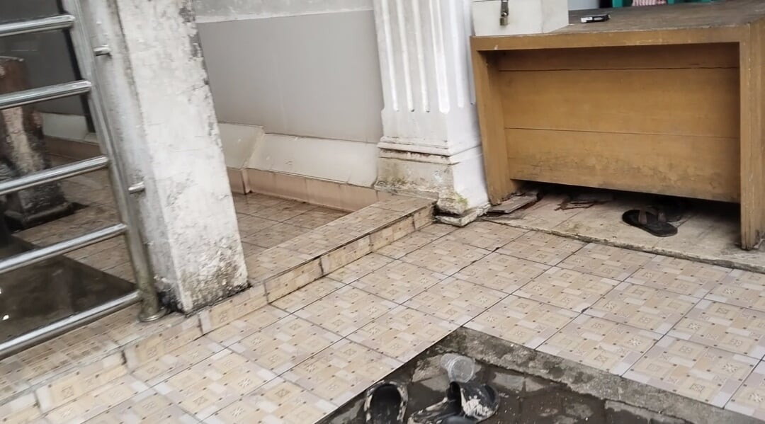 Searching for a Restroom at Popular Tourist Attractions IRL Walking Tour