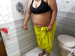 Tamil rijke hete tante heeft seks met waterpijp in de badkamer