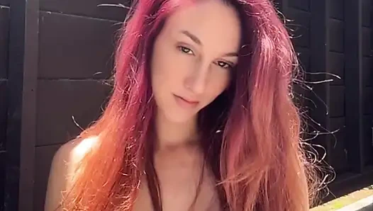 Итальянка Artemisia Love с большими сиськами заставляет ее сочные сиськи подпрыгивать на улице, фетиш с длинными волосами