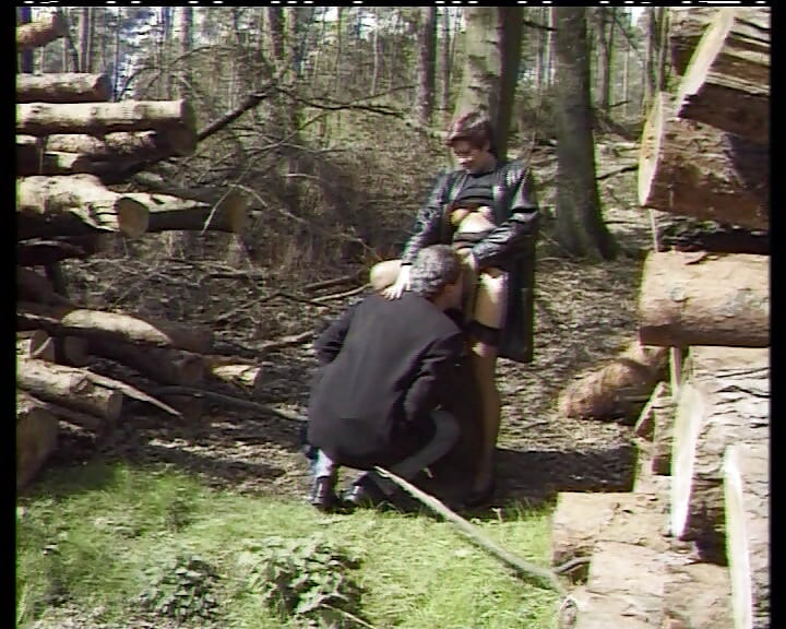 Sessão de barbear com uma senhora alemã madura que gosta de colocar as coisas na bunda