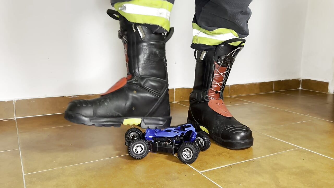 Feuerwehrmann crush RC Lkw mit Haix